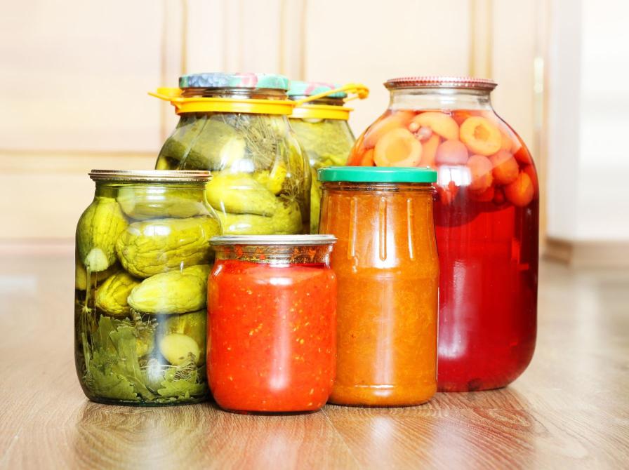 Glas med syltede frugter og bær